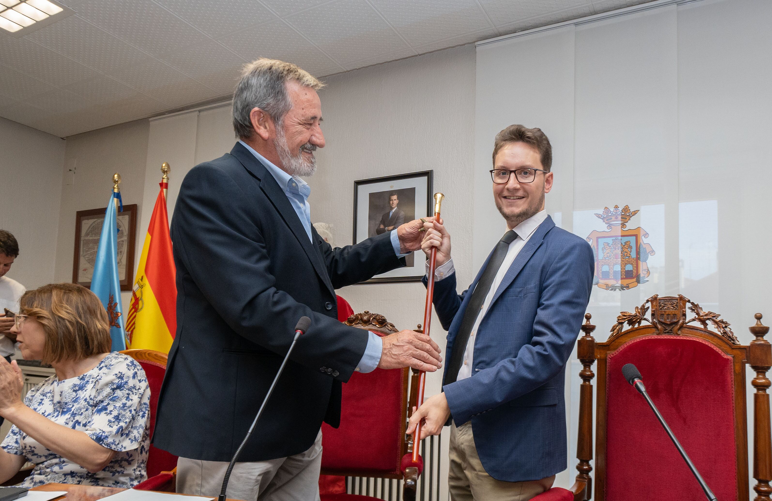 ARANDA DE DUERO (BURGOS), 17/06/2023.-  El nuevo alcalde de Aranda de Duero, Antonio Linaje, recibe el bastón de mando, durante el pleno constitutivo del Consistorio. EFE/ Paco Santamaría