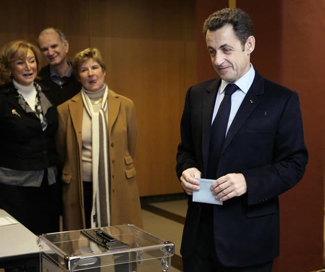 Nicolás Sarkozy acude a las urnas para depositar su voto en las elecciones municipales, 10 meses después de llegar al Elíseo.