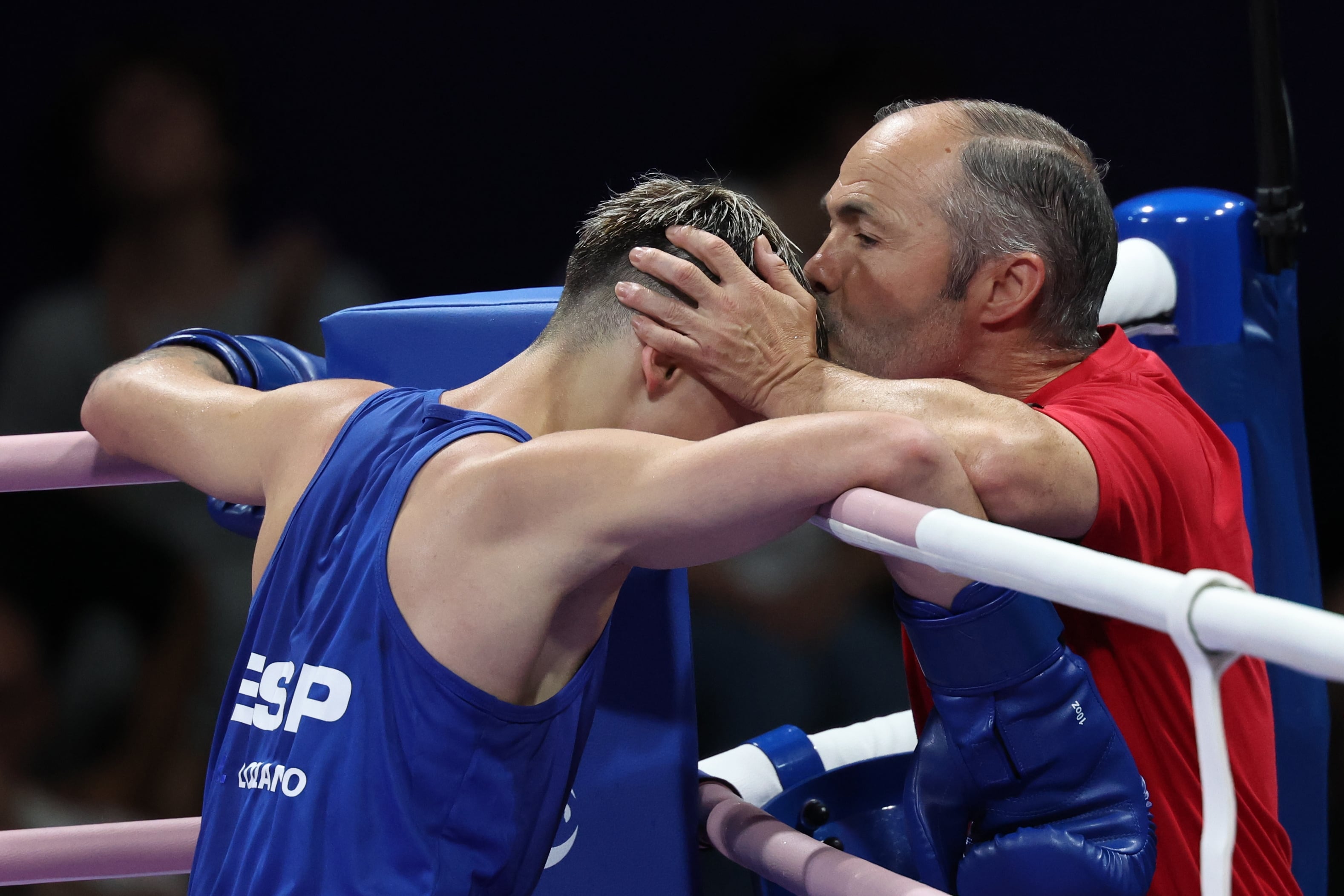 Villepinte (France), 30/07/2024.- Rafael Lozano Serrano (L) of Spain celebrates after winning against Yusuf Chothia of Australia (not pictured) during their Men&#039;s 51kg round of 16 bout of the Boxing competitions in the Paris 2024 Olympic Games, at the North Paris Arena in Villepinte, France, 30 July 2024. (Francia, España) EFE/EPA/DANIEL IRUNGU
