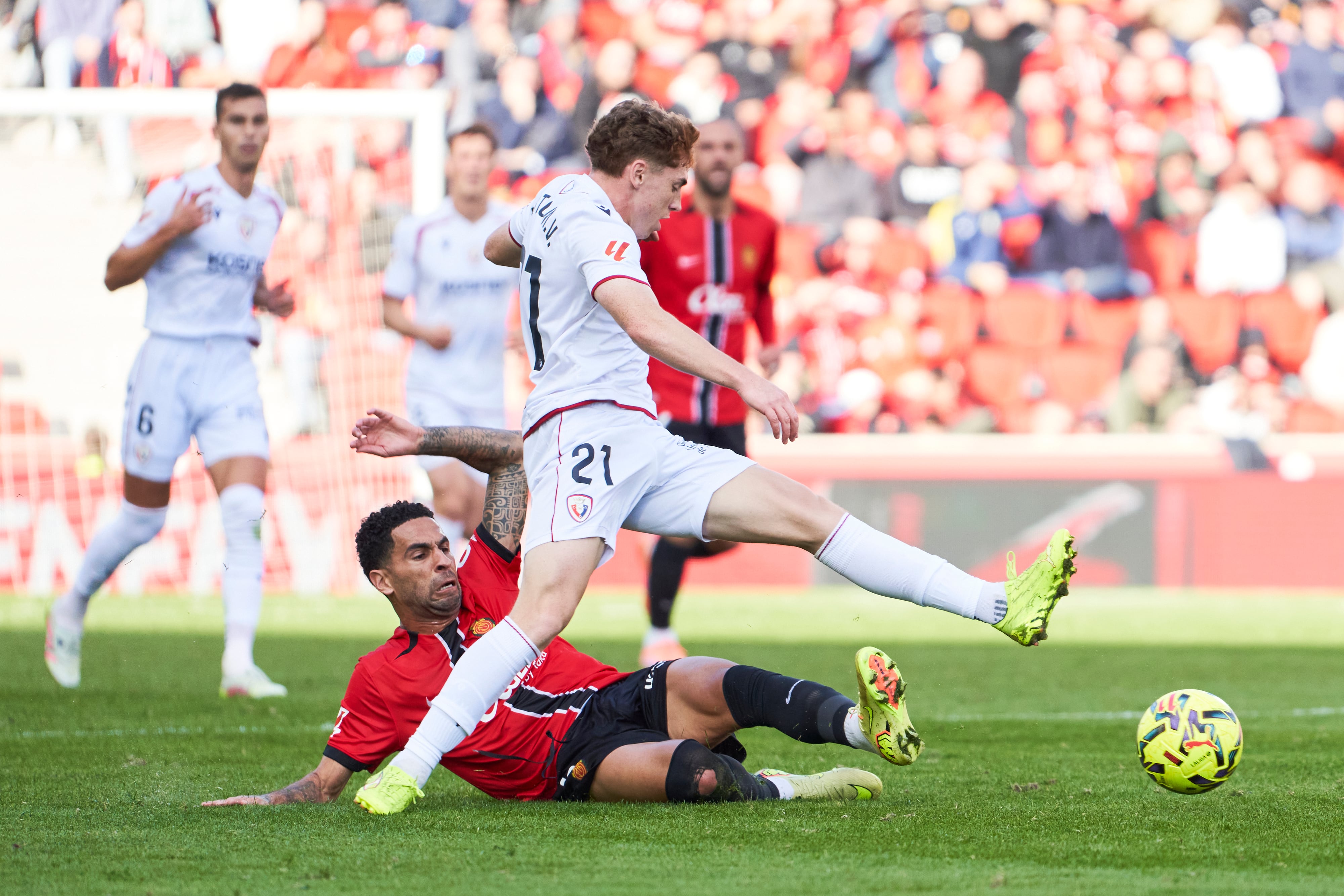 MALLORCA, SPAIN - NOVEMBER 29: Victor Munoz of CA Osasuna and Omar Mascarell of RCD Mallorca competes for the ball during the LaLiga EA Sports match between RCD Mallorca and CA Osasuna at Estadio de Son Moix on November 29, 2025 in Mallorca, Spain. (Photo by Rafa Babot/Getty Images)