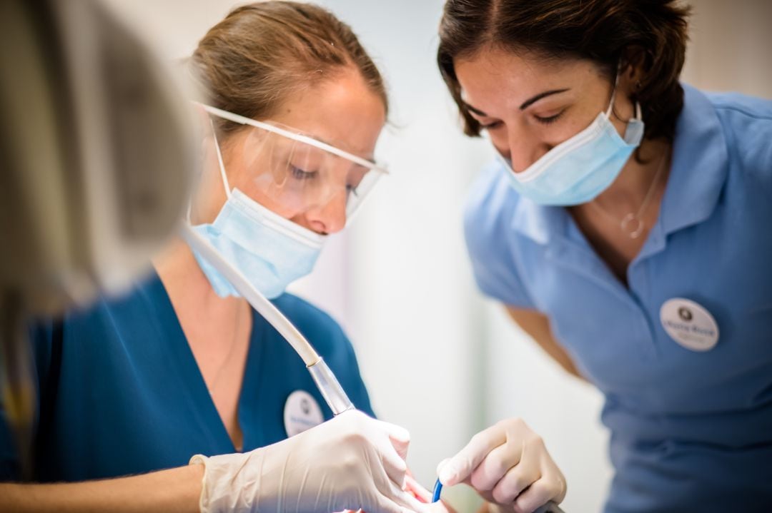 Atendiendo a un paciente (Foto archivo antes de pandemia)