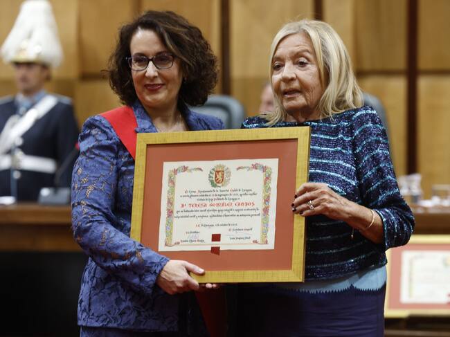 Fiestas del Pilar. Acto de la Entrega de Medallas y Distinciones de 2025 de Zaragoza. Hijos predilectos: Teresa González, presidenta de Casa Cuna Anikaren. Junto a la concejala de Vox, Eva Torres