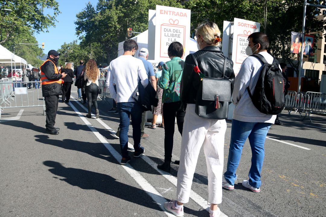 Cua per accedir a les parades de llibres de Passeig de Gràcia