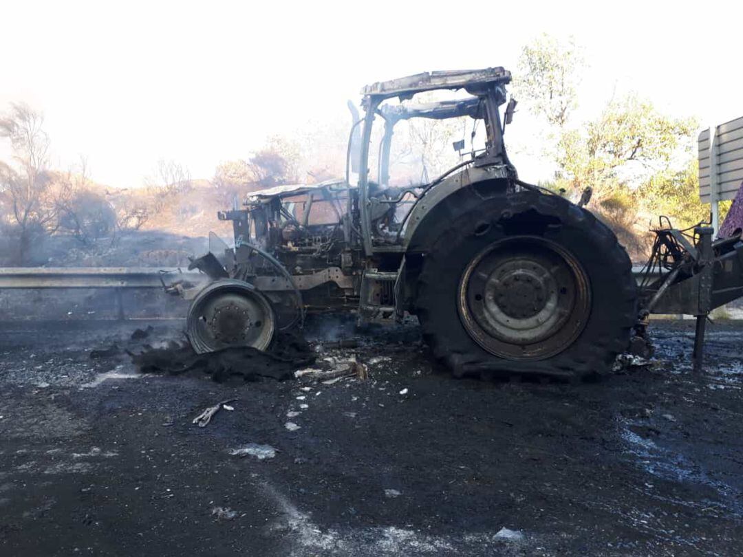 Estado en el que quedó el tractor incendiado