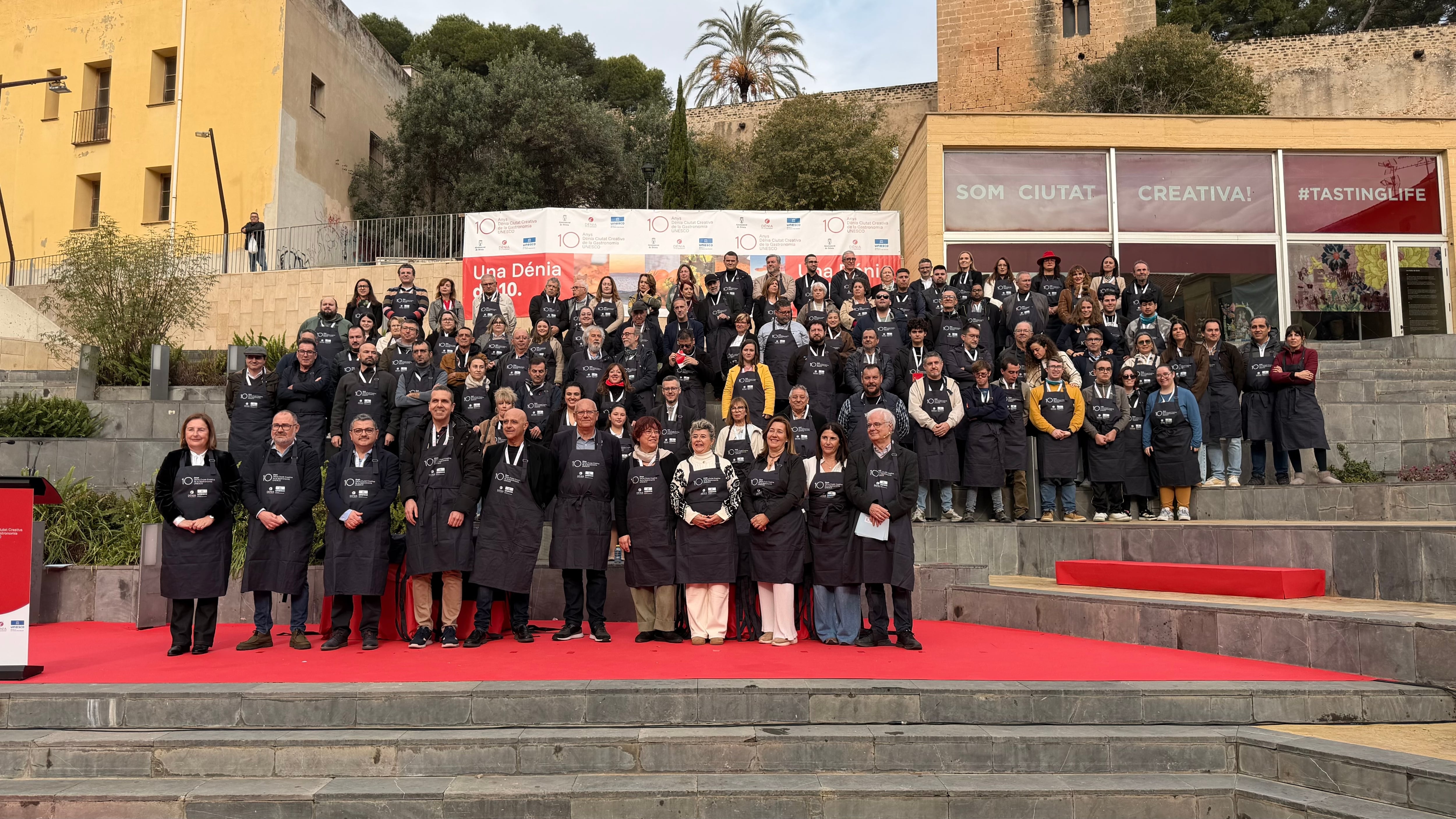 La celebración comenzó en la plaza del Consell, con el acto institucional y la entrega de delantales