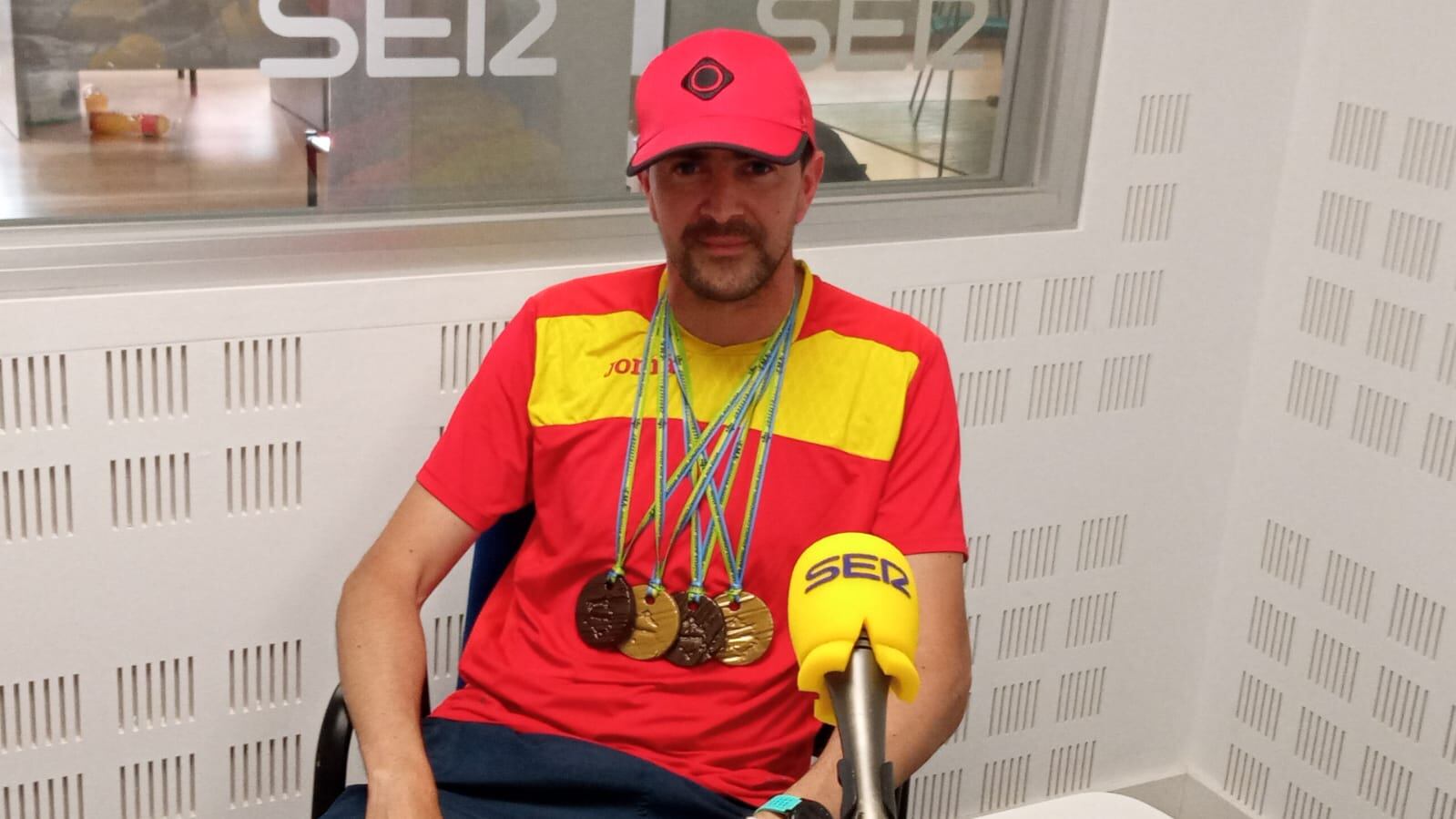 Víctor Castro posa con sus cuatro medallas en los estudios de SER Puertollano