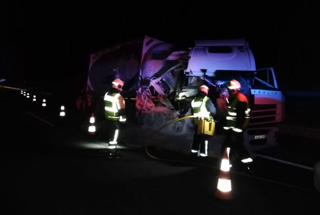 Los bomberos del parque de Tarancón han realizado labores preventivas y de limpieza del gasoil