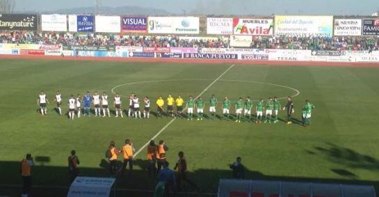 Los equipos saludan desde el centro a las aficiones