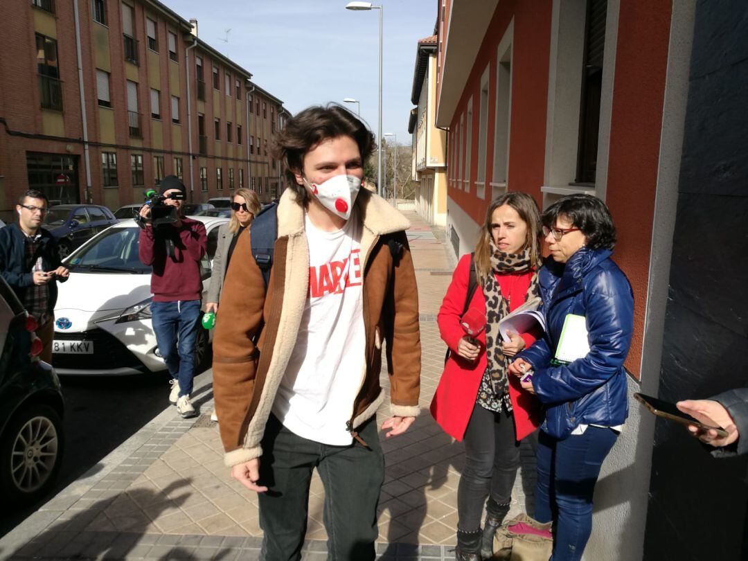Un joven estudiante a la entrada de la IE Universidad