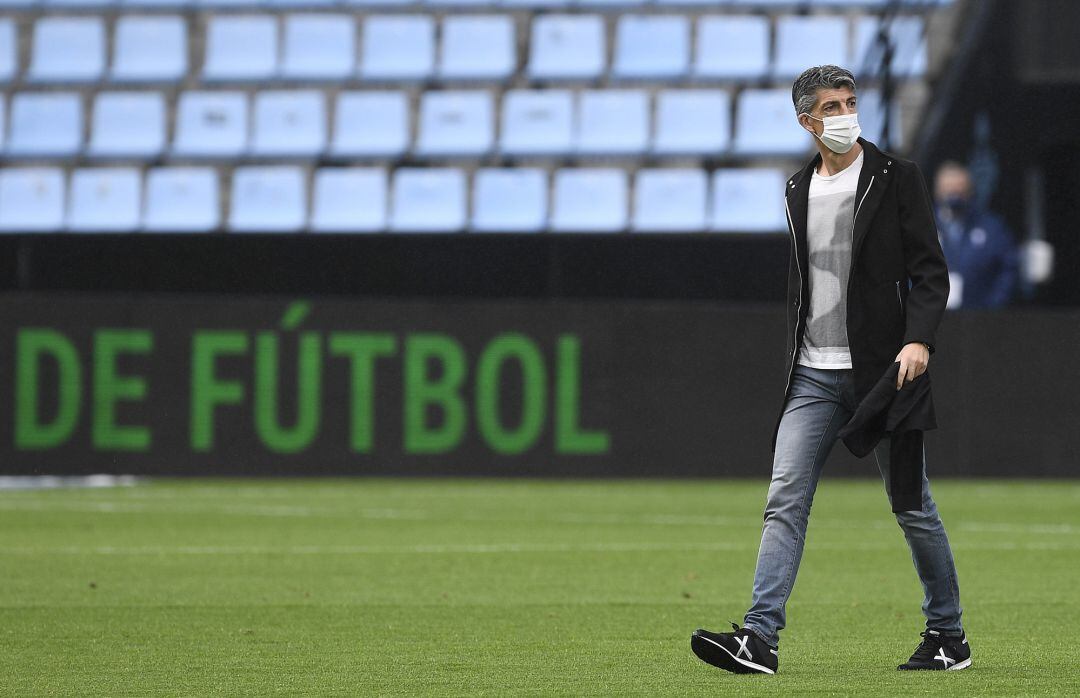 Imanol Alguacil pasea por el césped de Balaídos tras la victoria 1-4 contra el celta