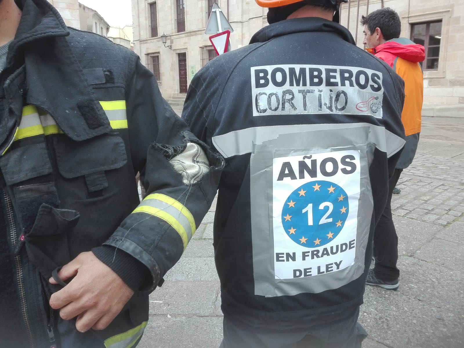 Protesta de los bomberos del Consorcio Provincial de Incendios ante la Diputación Provincial