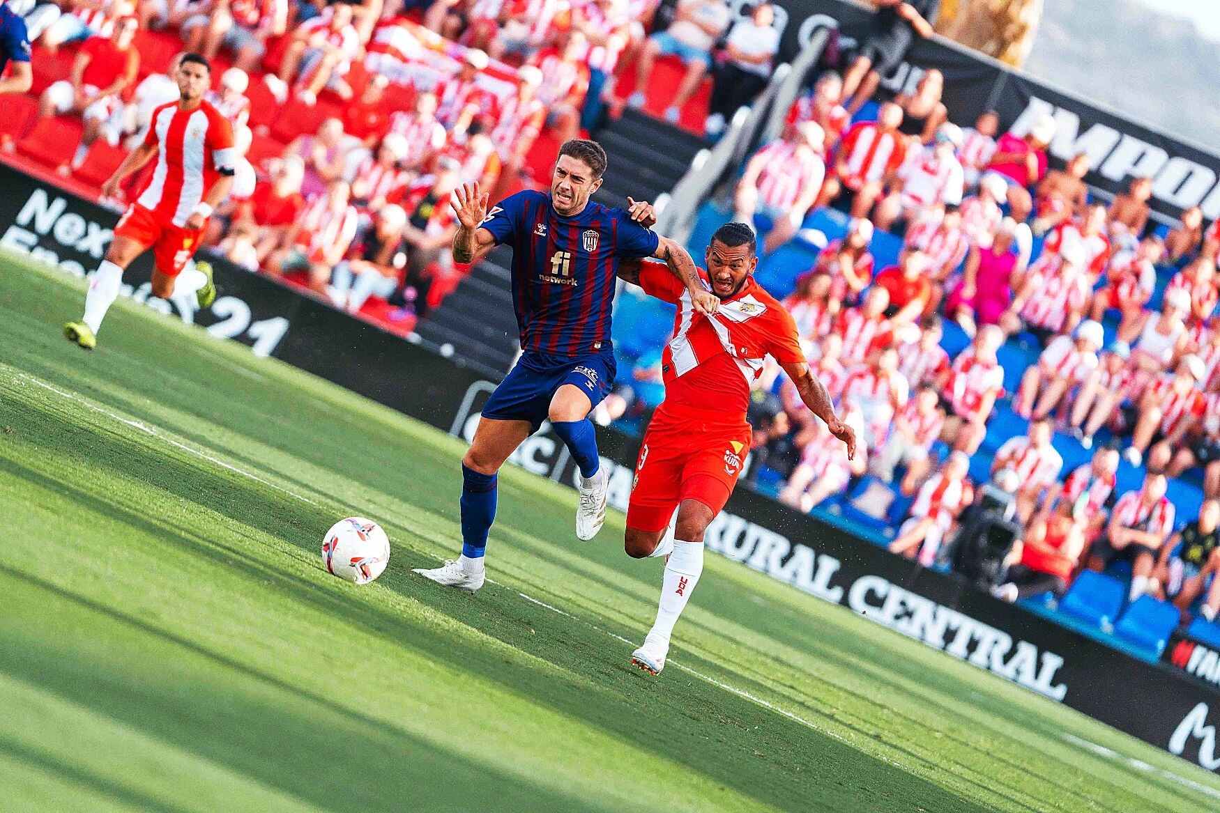 Luis Suárez atacando y al fondo la grada rojiblanca en el &#039;Pepico Amat&#039;.