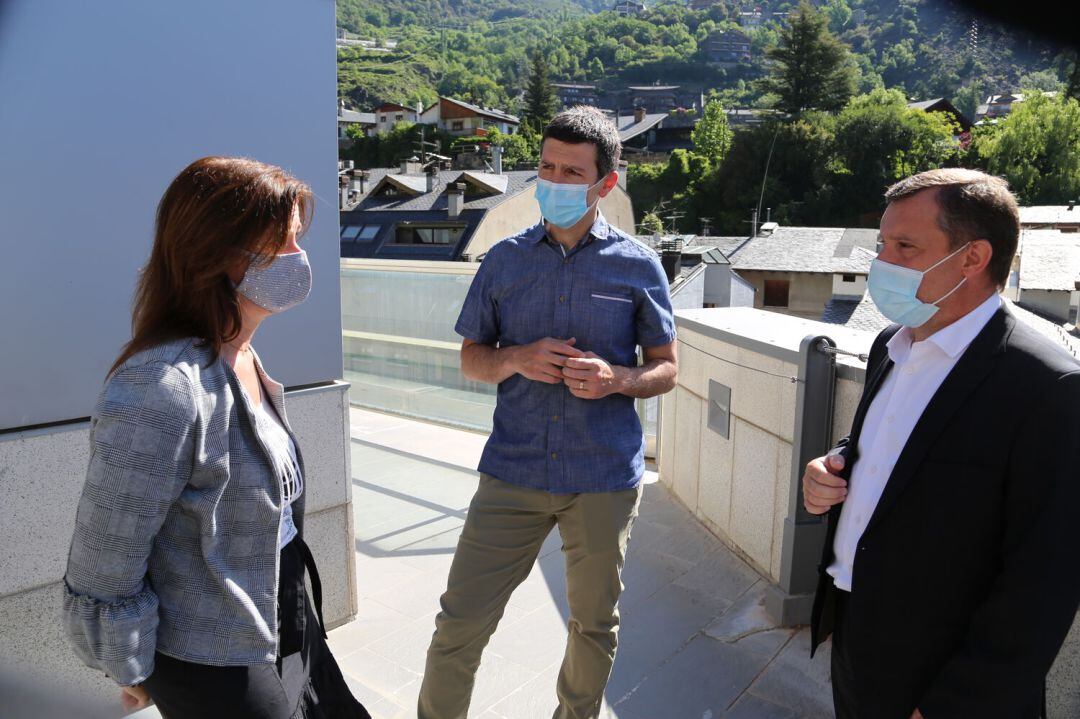 Xavier Ajona amb els cònsols de Sant Julià en la seva presentació oficial com a nou responsable de Naturlandia, aquest divendres.