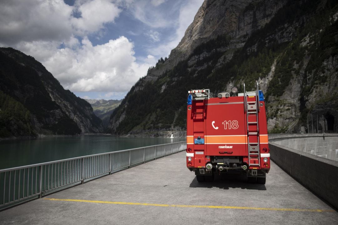 Un camión de bomberos en las inmediaciones del lugar del accidente, en Vaettis, Suiza