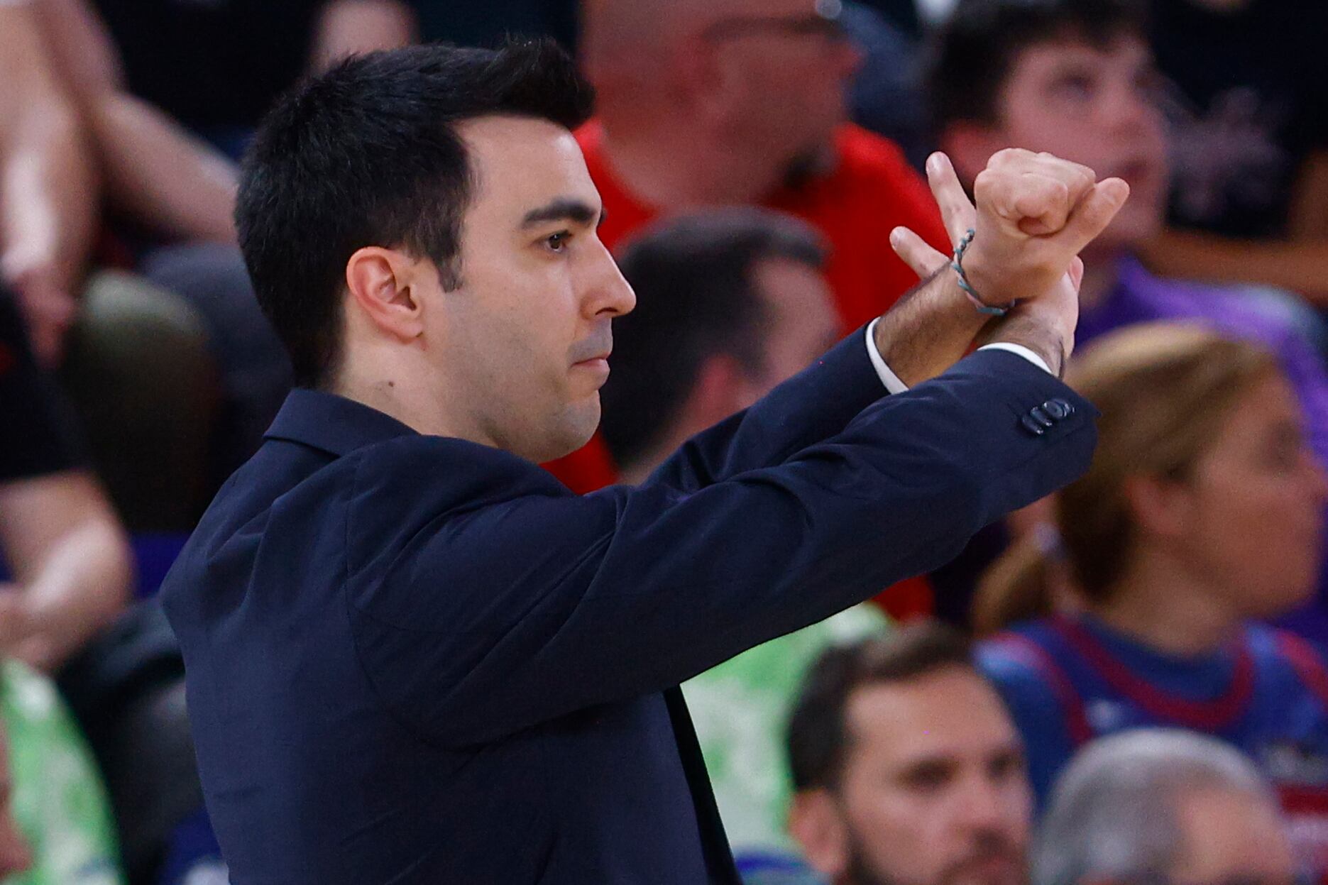 BARCELONA, 11/05/2025.- El entrenador del Hiopos Lleida Gerard Encuentra durante el partido de la jornada 31 de la Liga Endesa disputado en el Palau Blaugrana, este domingo. EFE/Quique García