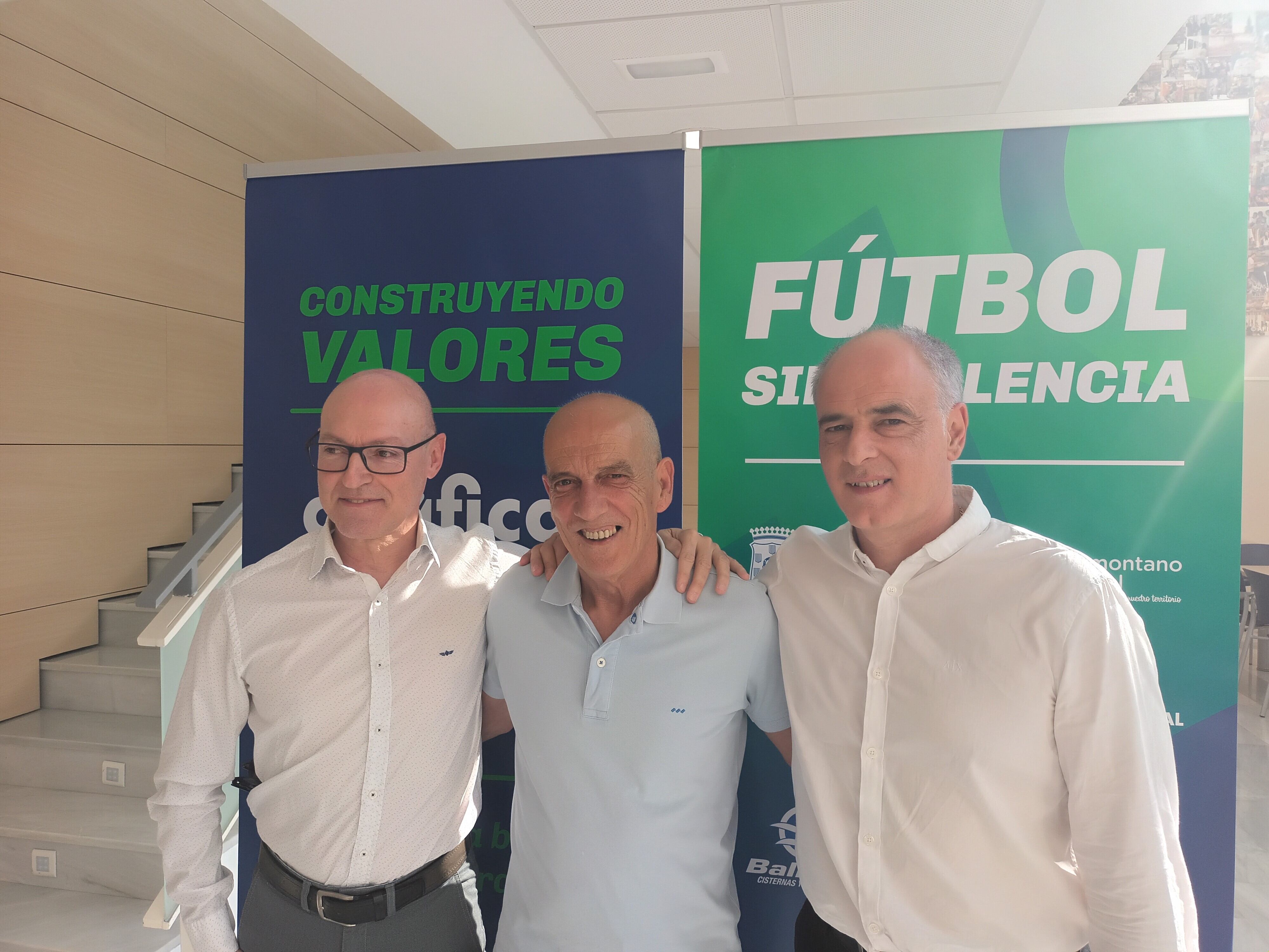 Miguel Hecho y Javier Franco de Gráficas Barbastro-Monzón con Juan Señor