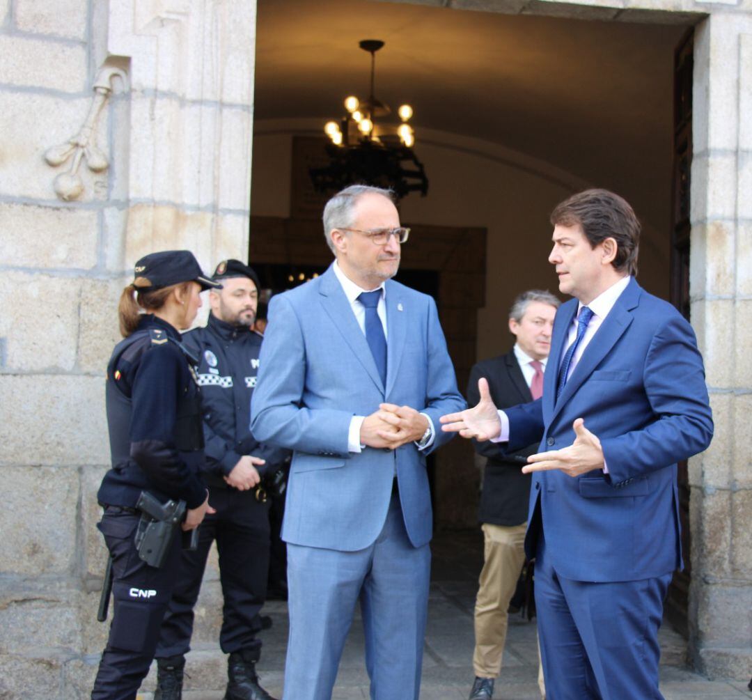 El presidente de la Junta, Alfonso Fernández Mañueco, junto al alcalde de Ponferrada, Olegario Ramón, a las puertas del consistorio