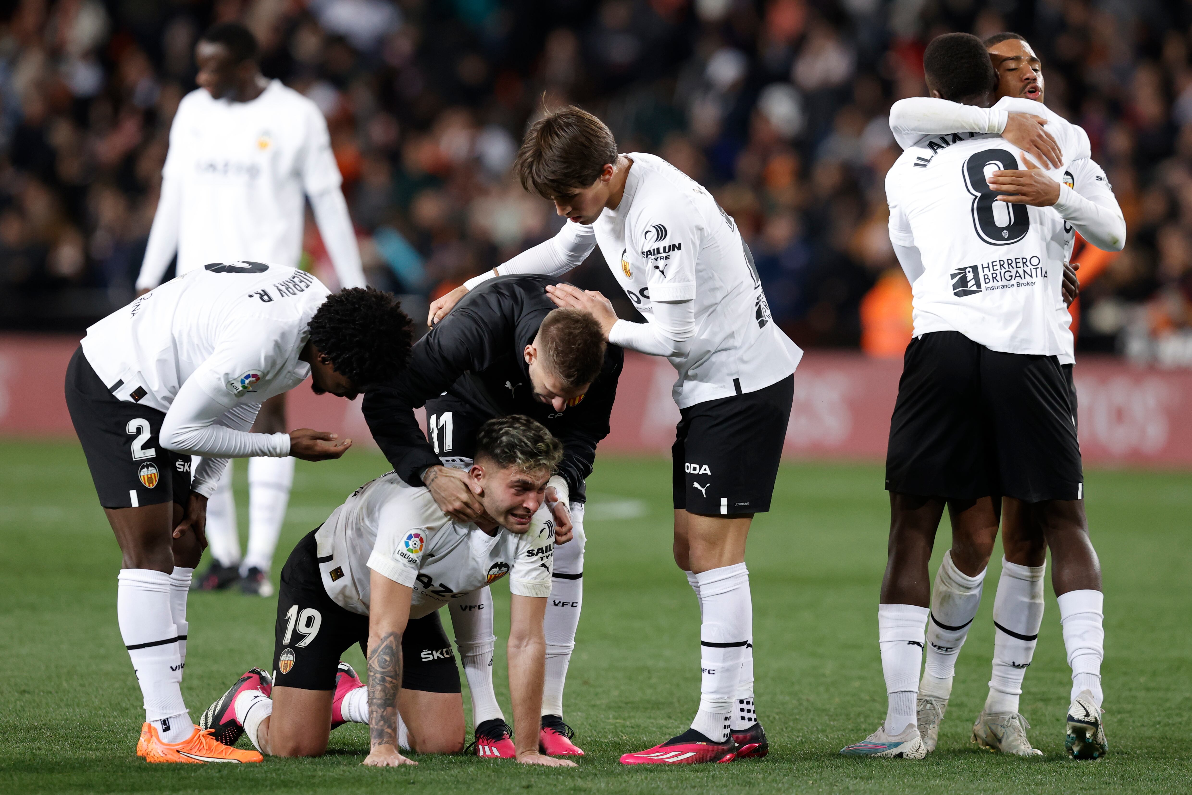 VALENCIA, 25/02/2023.- Los jugadores del Valencia celebran la victoria tras el partido de la jornada 23 de LaLiga que Valencia CF y Real Sociedad disputaron este sábado en el estadio de Mestalla, en Valencia. EFE/ Kai Forsterling