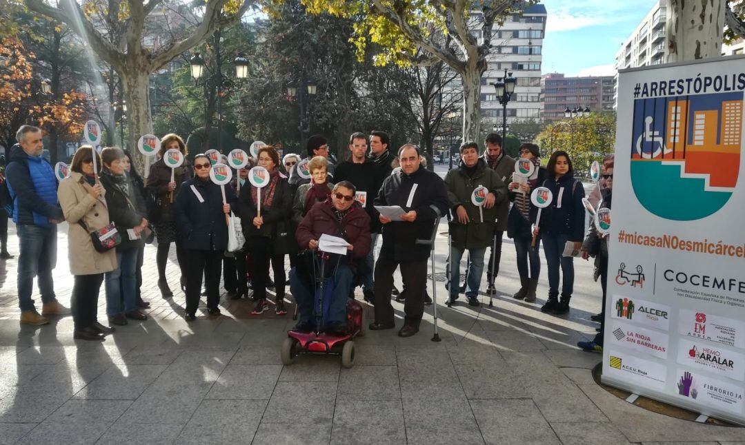 Integrantes de Logroño sin Barreras presentan la campaña &quot;Mi casa no es mi cárcel&quot;