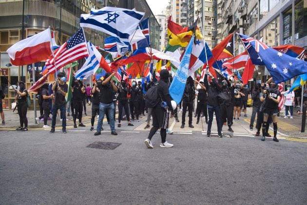 Decenas de miles de personas han desafiado la prohibición de manifestarse.