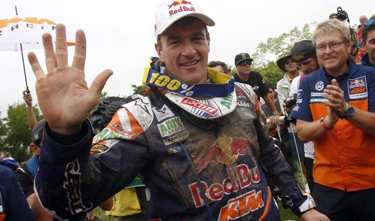 GRA175. BARADERO (ARGENTINA), 17/01/2015.- El piloto español Marc Coma del equipo Red Bull KTM Factory Rally celebra con su equipo la victoria en el Dakar 2015 al término de la última etapa de apenas 174 kilómetros entre Rosario y Buenos Aires. Coma (KTM)