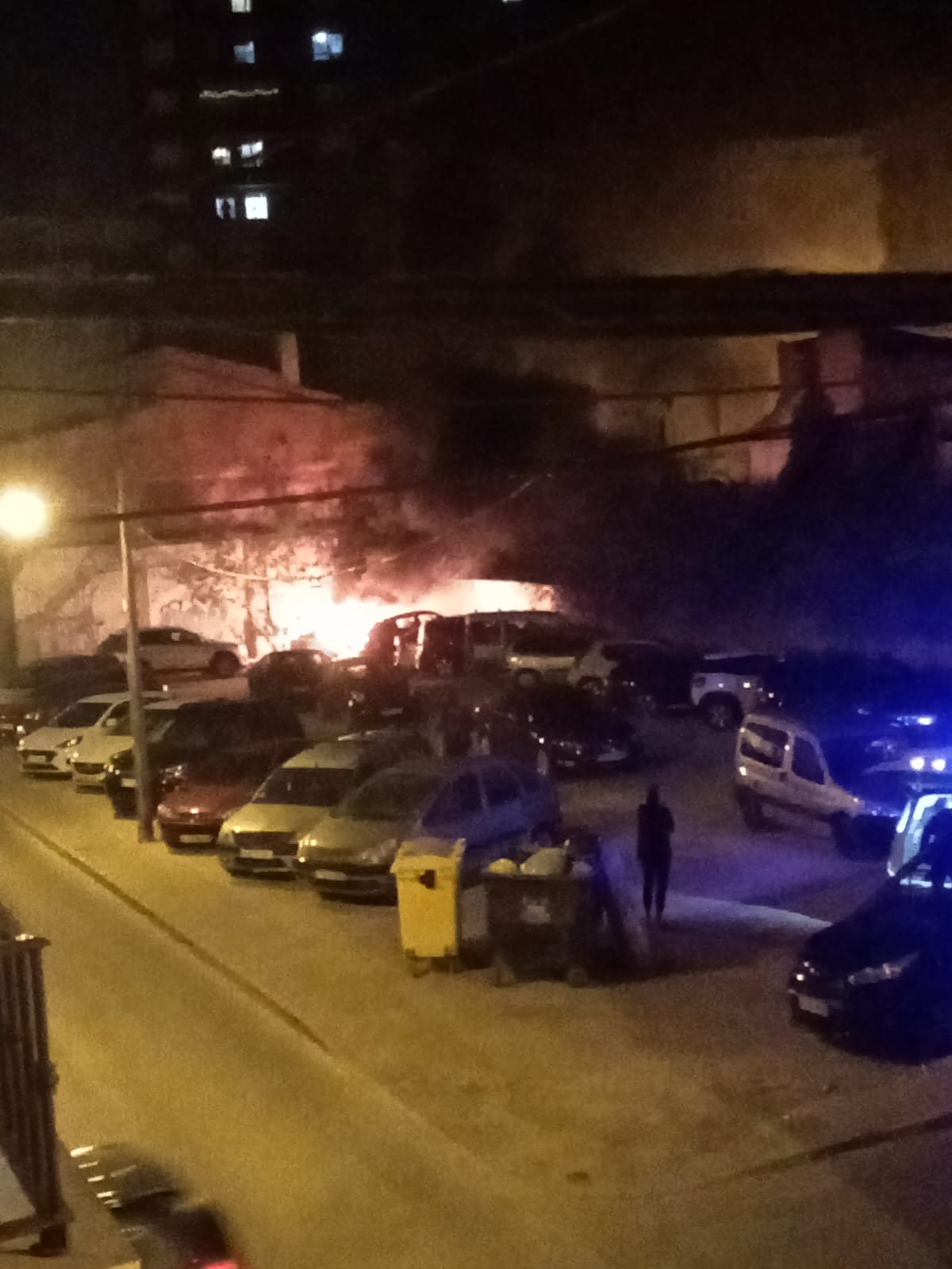 Momento del incendio desde la vivienda de uno de los vecinos