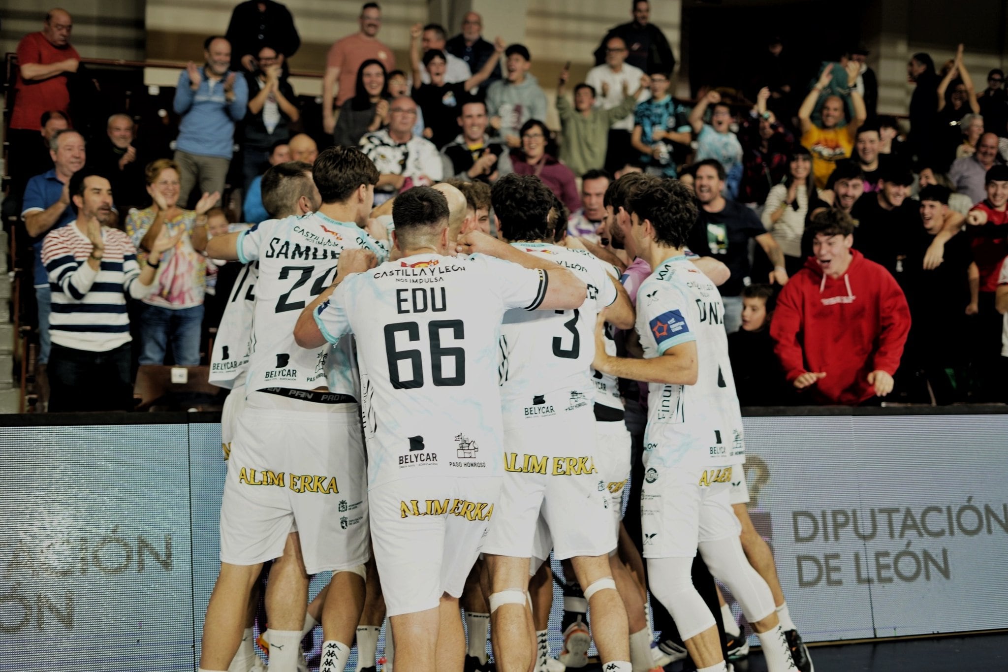 Los jugadores maristas celebran el empate contra Nexe.