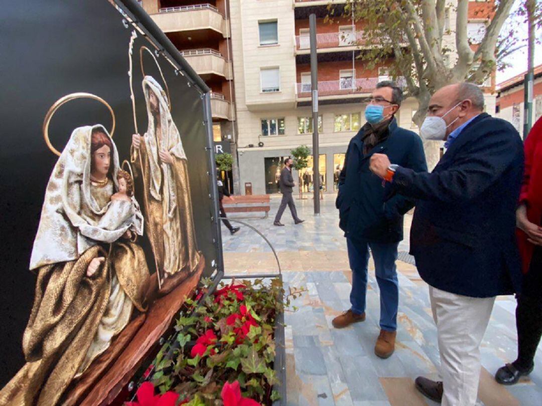 Joaquín Zamora (derecha) junto al alcalde José Ballesta durante la inauguración de la exposición
