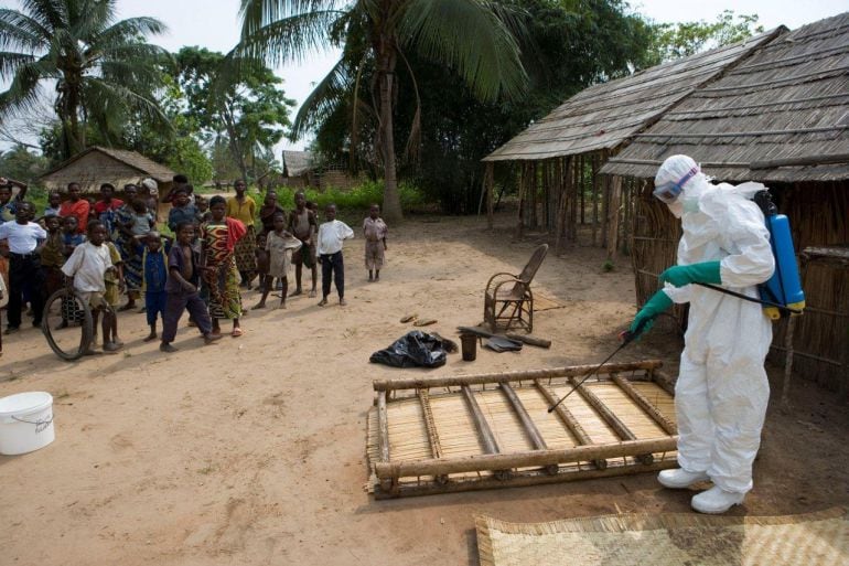 trabajador desinfectando de ébola en Liberia. La imagen de la ONU para la ayuda humanitaria.