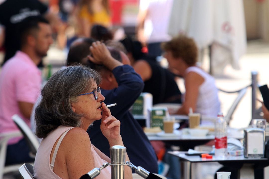 Personas fumando en terrazas y vías públicas