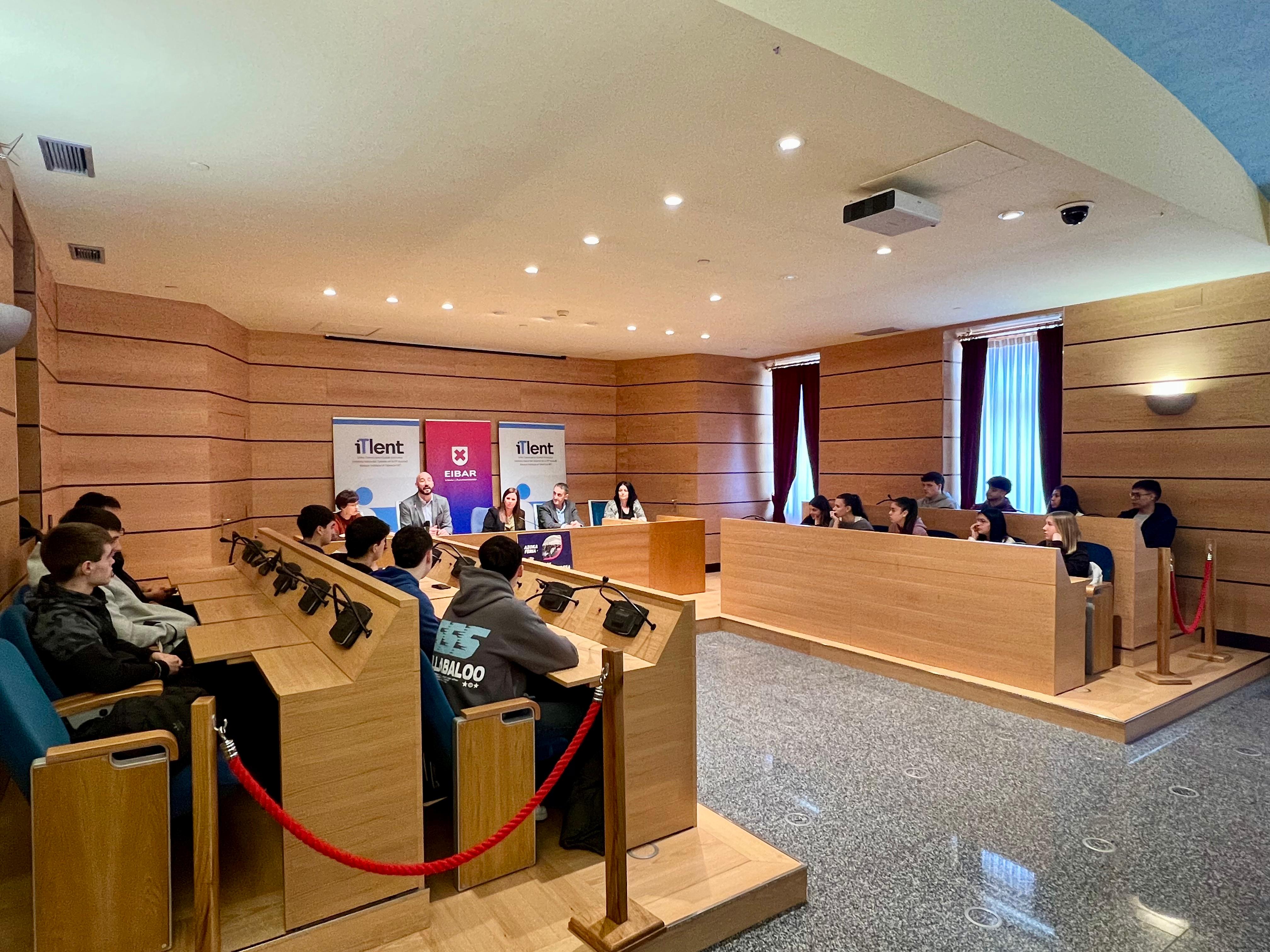 La feria Ikasenpresa se presnetó en el salón deplenos del Ayuntamiento de Eibar con presencia del alumnado de MEKA Elgoibar y Armeria Eskola de Eibar / Radio Eibar