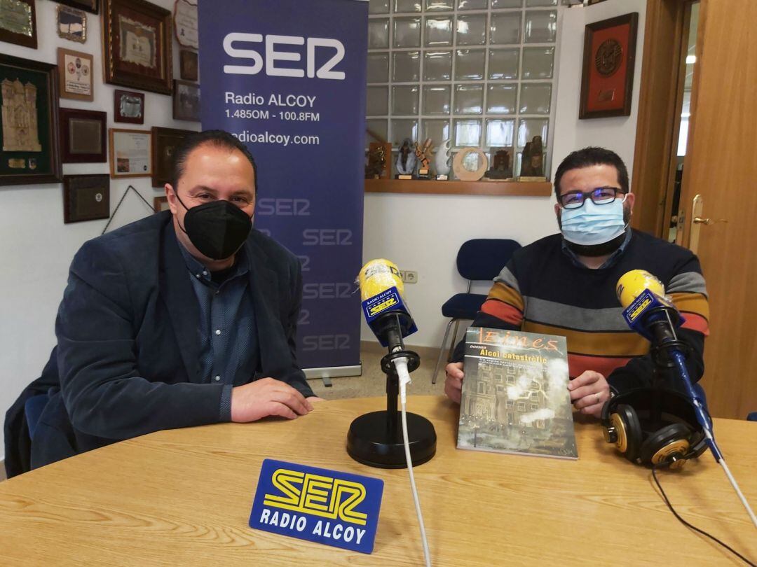 Toni González y Lluís Vidal, que sostiene un ejemplar de la revista Eines, en el estudio central de Radio Alcoy