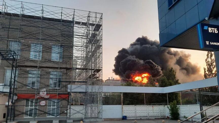 Incendio en la sede de guerra electrónica del ejército ruso en Cheboksary después del impacto de los drones ucranianos