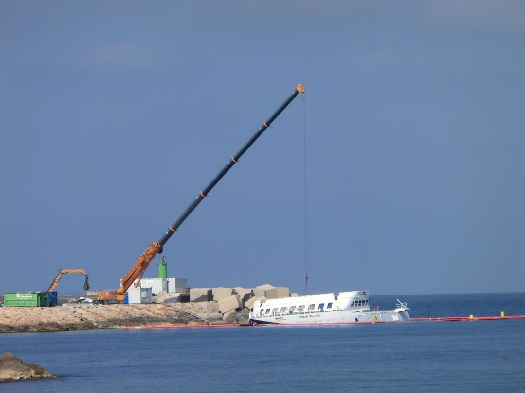 El ferry Pinar del Río, encallado en el puerto de Dénia.