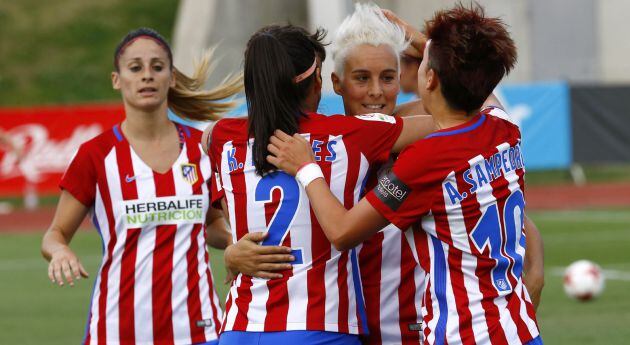 Las jugadoras del Atlético de Madrid celebran el gol de Priscila Borja