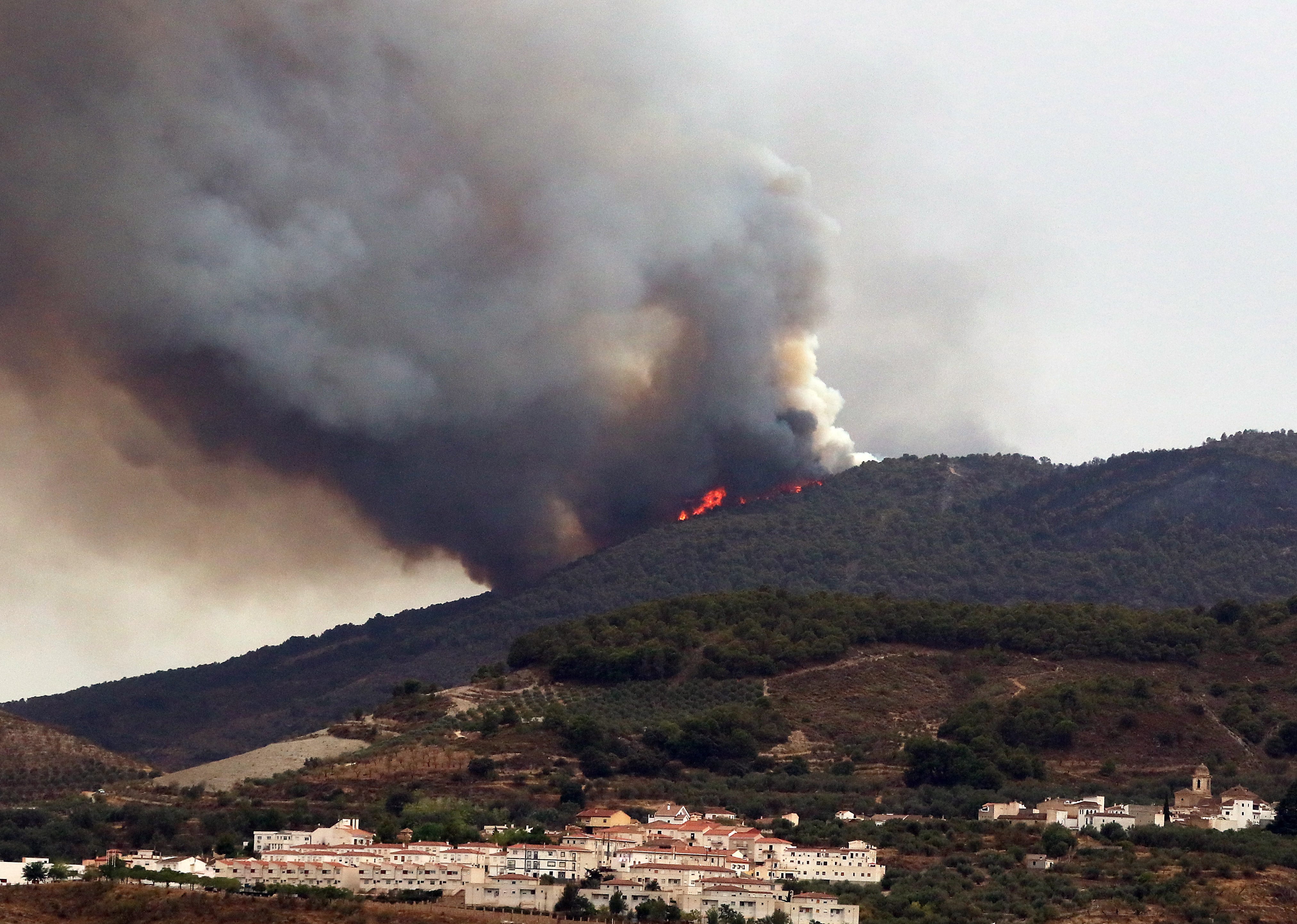 Vista del incendio forestal que sigue activo en el paraje Los Guájares, en las comarcas granadinas de la Costa y Lecrín, que ha afectado desde el jueves a unas 4.000 hectáreas.