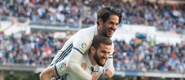 Isco celebra con Nacho el gol del central ante el Alavés