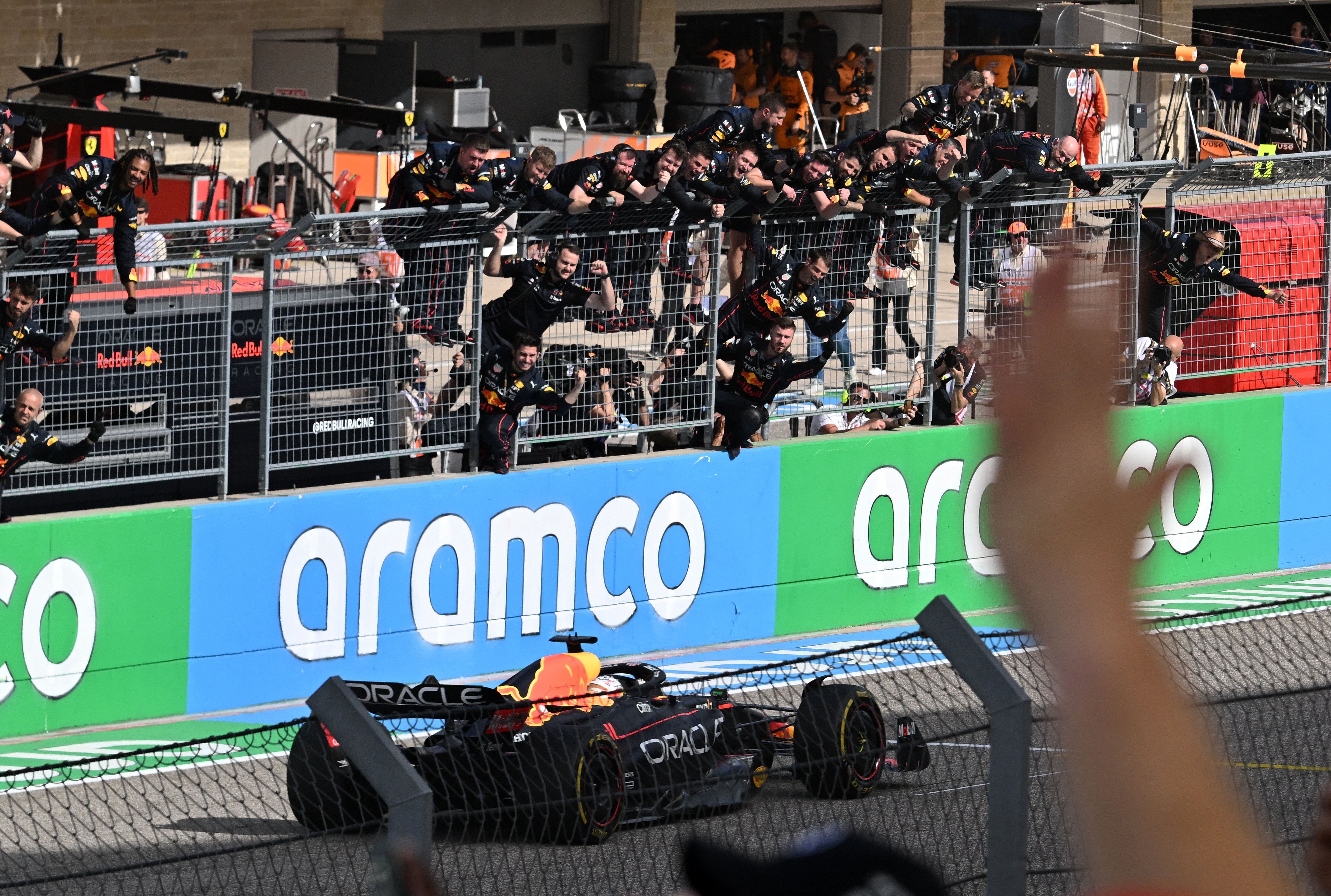 El equipo Red Bull celebrando con Max Verstappen su victoria en Austin