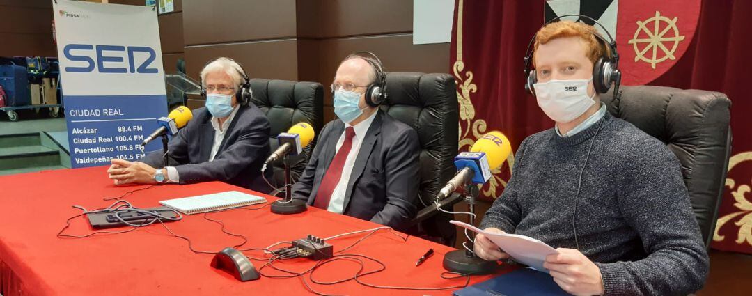 Luis Arroyo Zapatero, rector honorífico, en el centro, junto al catedrático de Geografía Humana Félix Pillet y nuestro compañero, coordinador de Hoy por Hoy Ciudad Real, Kevin Orman