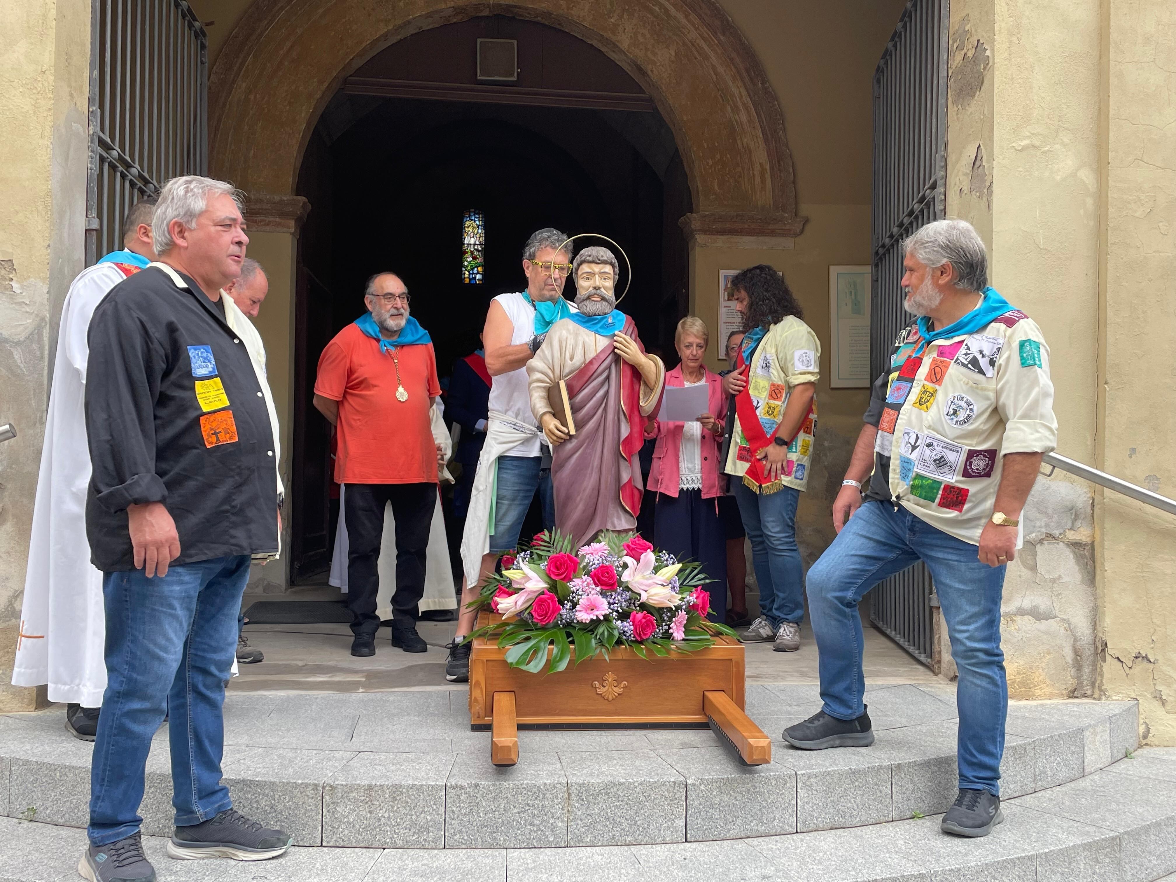 Momento de la colocación de la pañoleta a San Mateo. Foto: Ayto. de Monzón