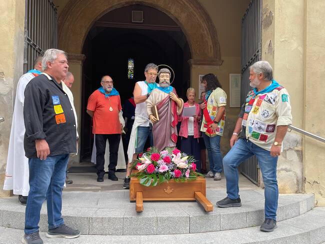 Momento de la colocación de la pañoleta a San Mateo. Foto: Ayto. de Monzón