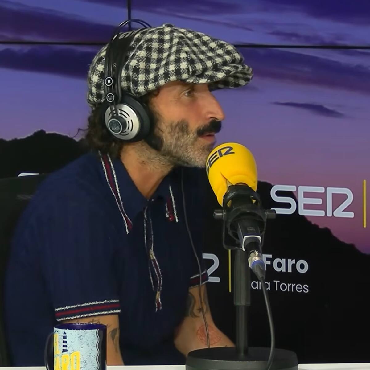 El milagro de la radio: los oyentes de 'El Faro' encuentran al misterioso objetor de conciencia que enseñó a Leiva a tocar la guitarra