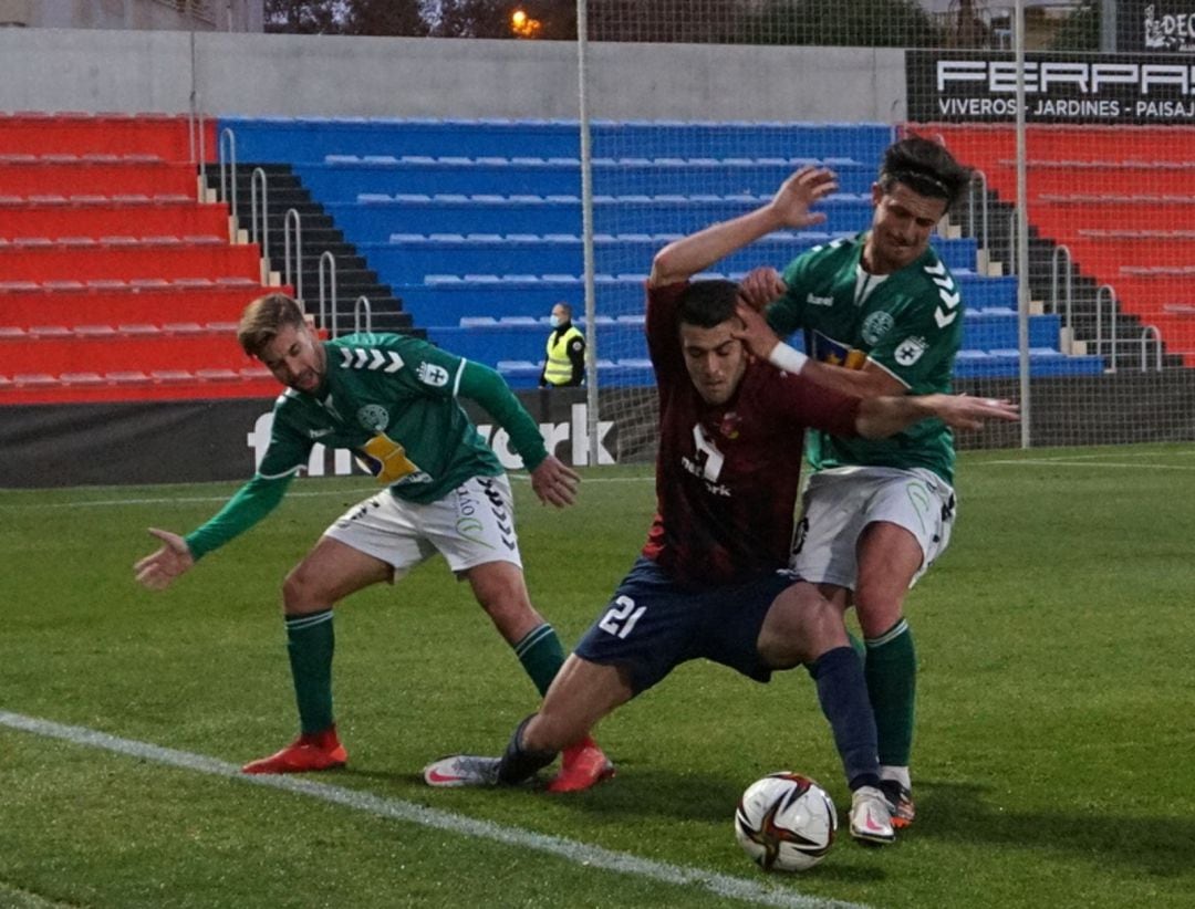 Fabrizio Danese pelea el balón entre dos rivales