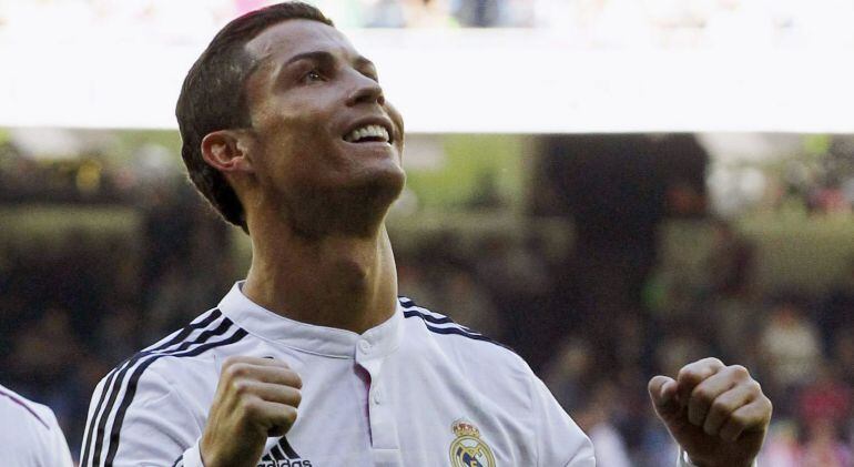 GRA101. MADRID, 05/04/2015.- El delantero portugués del Real Madrid, Cristiano Ronaldo, muestra su alegría tras marcar su quinto gol ante el Granada, durante el partido de la jornada 29 de liga de Primera División que han disputado esta mañana en el estad