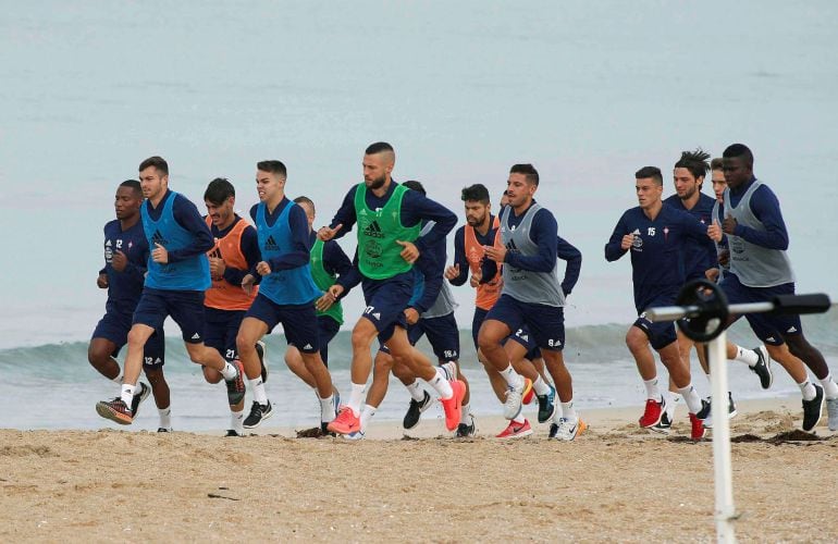 La plantilla durante el entrenamiento en la Playa de La Lanzada en O Grove.