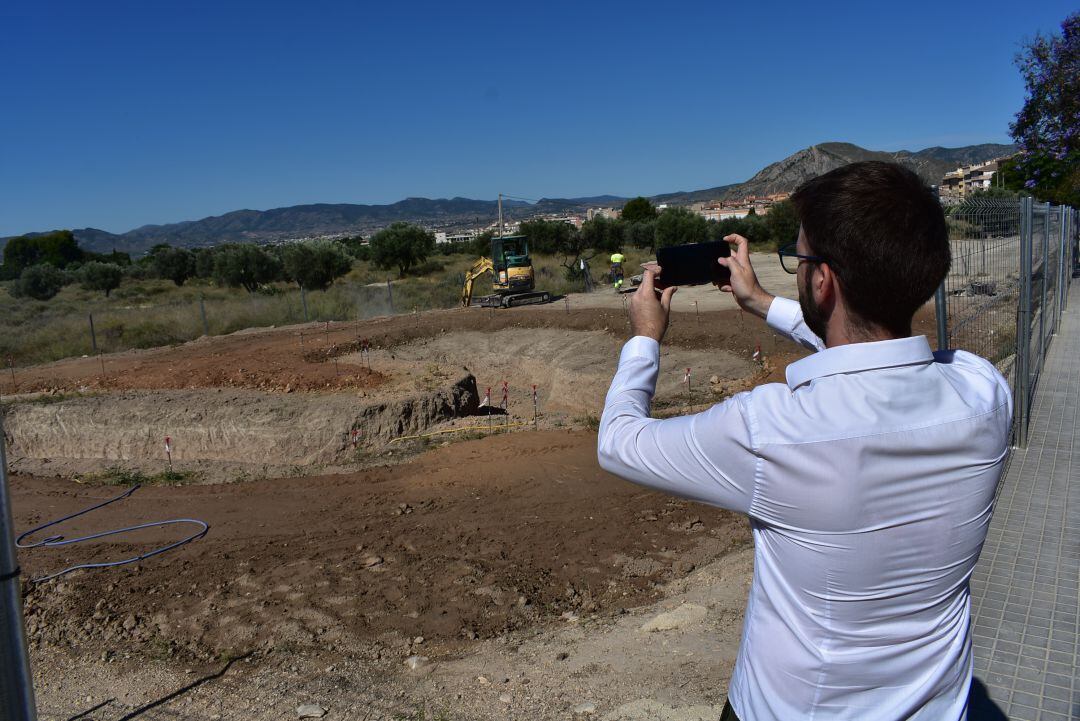 El concejal de Urbanismo de Petrer ante la cosntrucción del Skate Park 