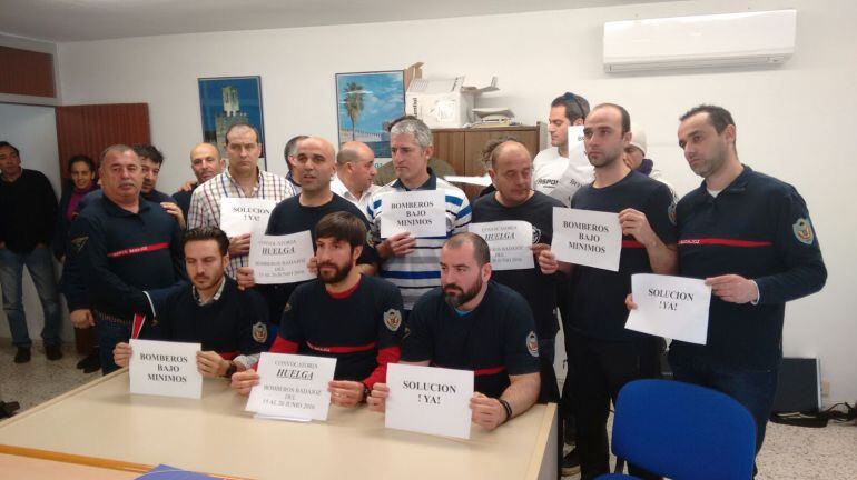 Los Bomberos de Badajoz, en la rueda de prensa en la que reclamaron mejoras.