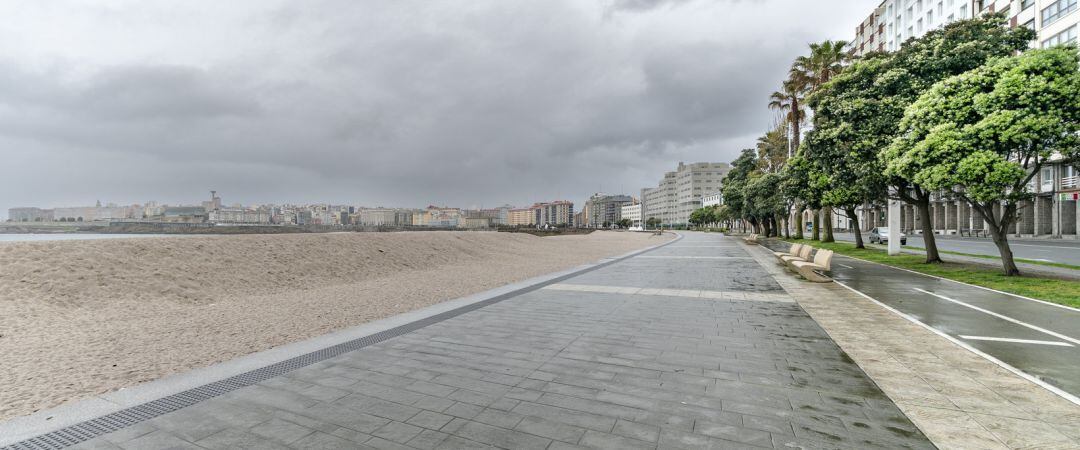 Paseo marítimo vacío en medio del confinamiento, uno de los lugares en los que fue interceptado el hombre.