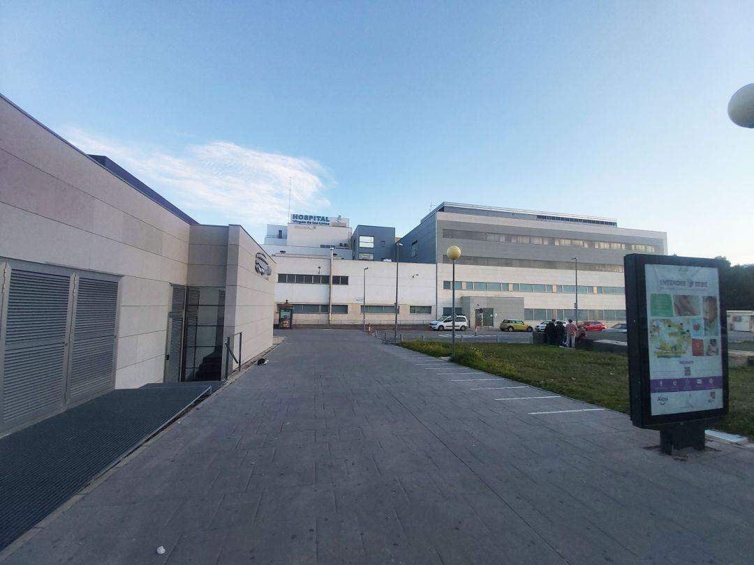 Imagen del acceso al hospital Virgen de los Lirios en la puerta principal