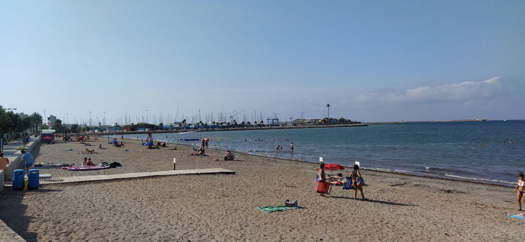 Imagen de la playa de la Marineta Cassiana, a principios de agosto a primera hora de la tarde.